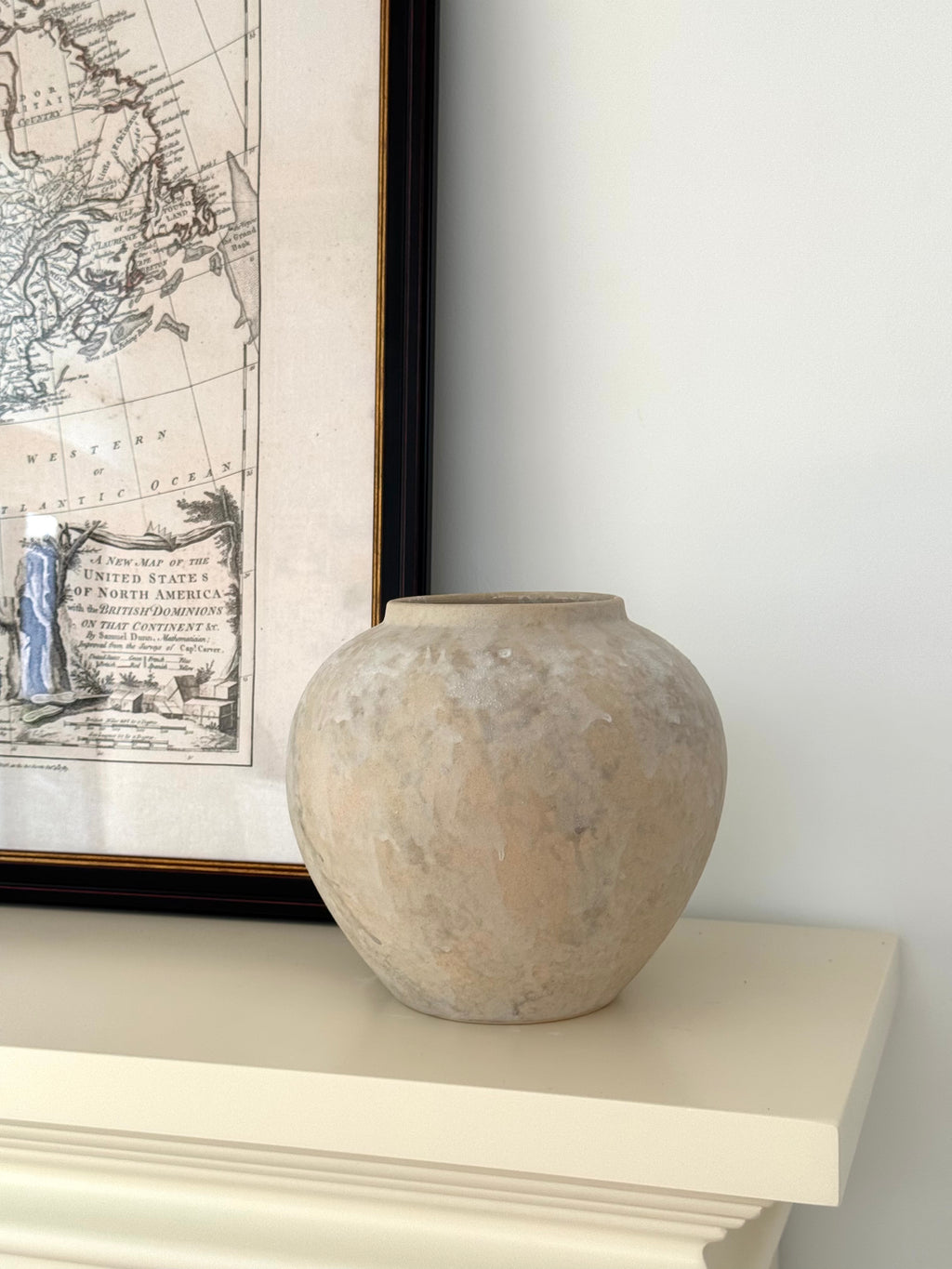 Strukturierte Keramikvase in distressed Weiß im Wabi-Sabi-Stil