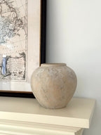 Strukturierte Keramikvase in distressed Weiß im Wabi-Sabi-Stil