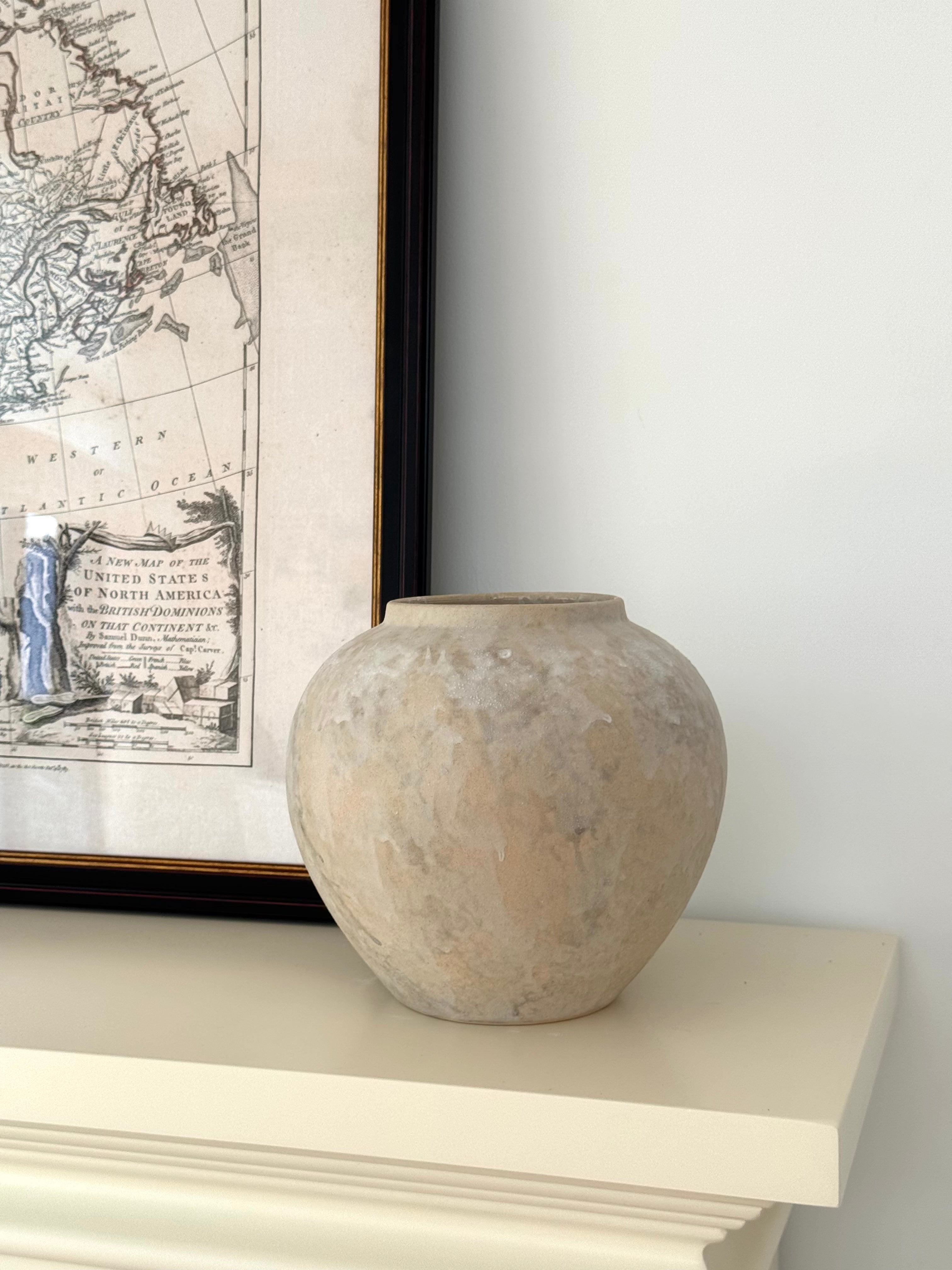 Strukturierte Keramikvase in distressed Weiß im Wabi-Sabi-Stil