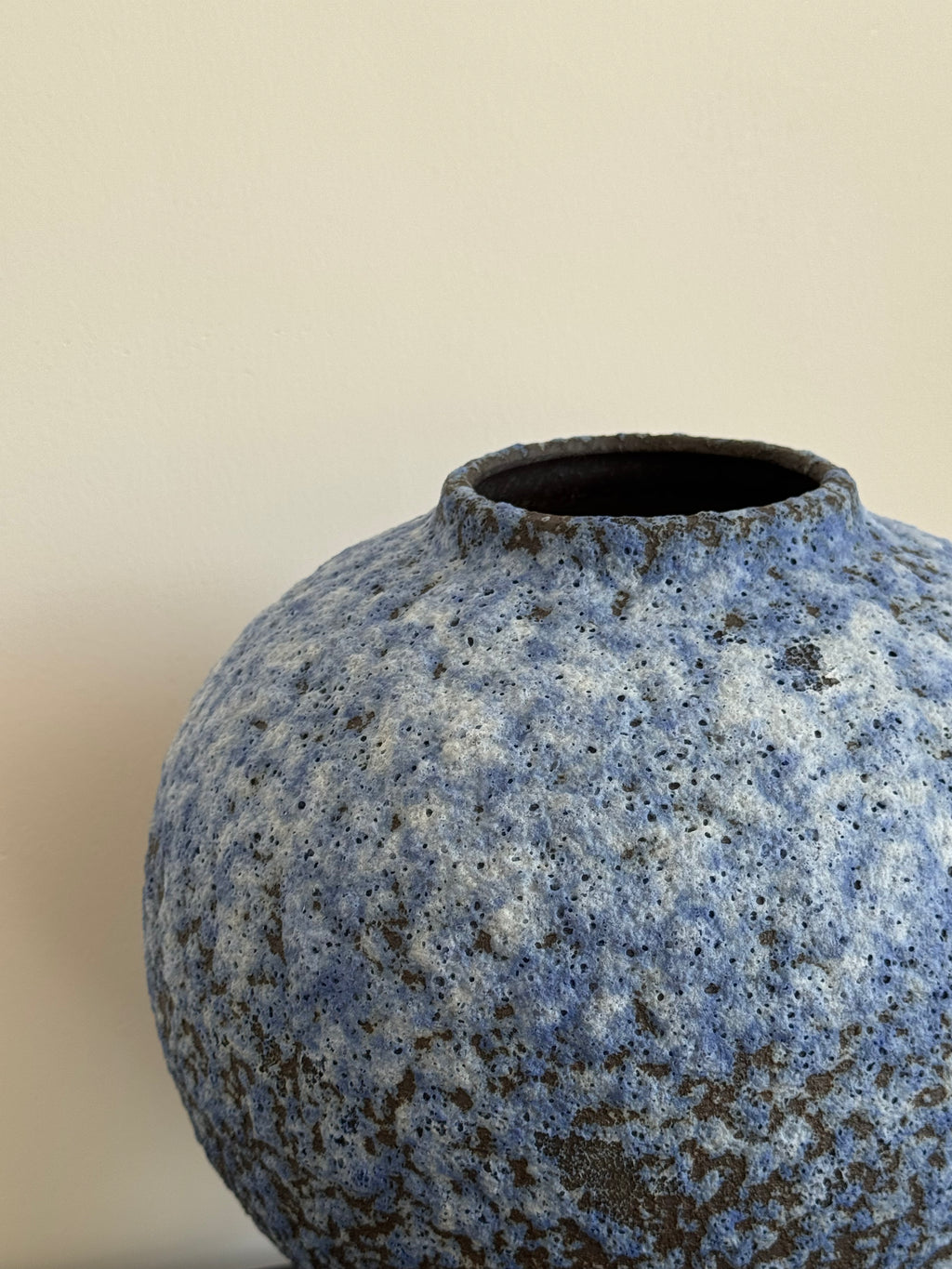 Strukturierte Keramikvase in distressed Weiß im Wabi-Sabi-Stil