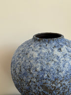Strukturierte Keramikvase in distressed Weiß im Wabi-Sabi-Stil