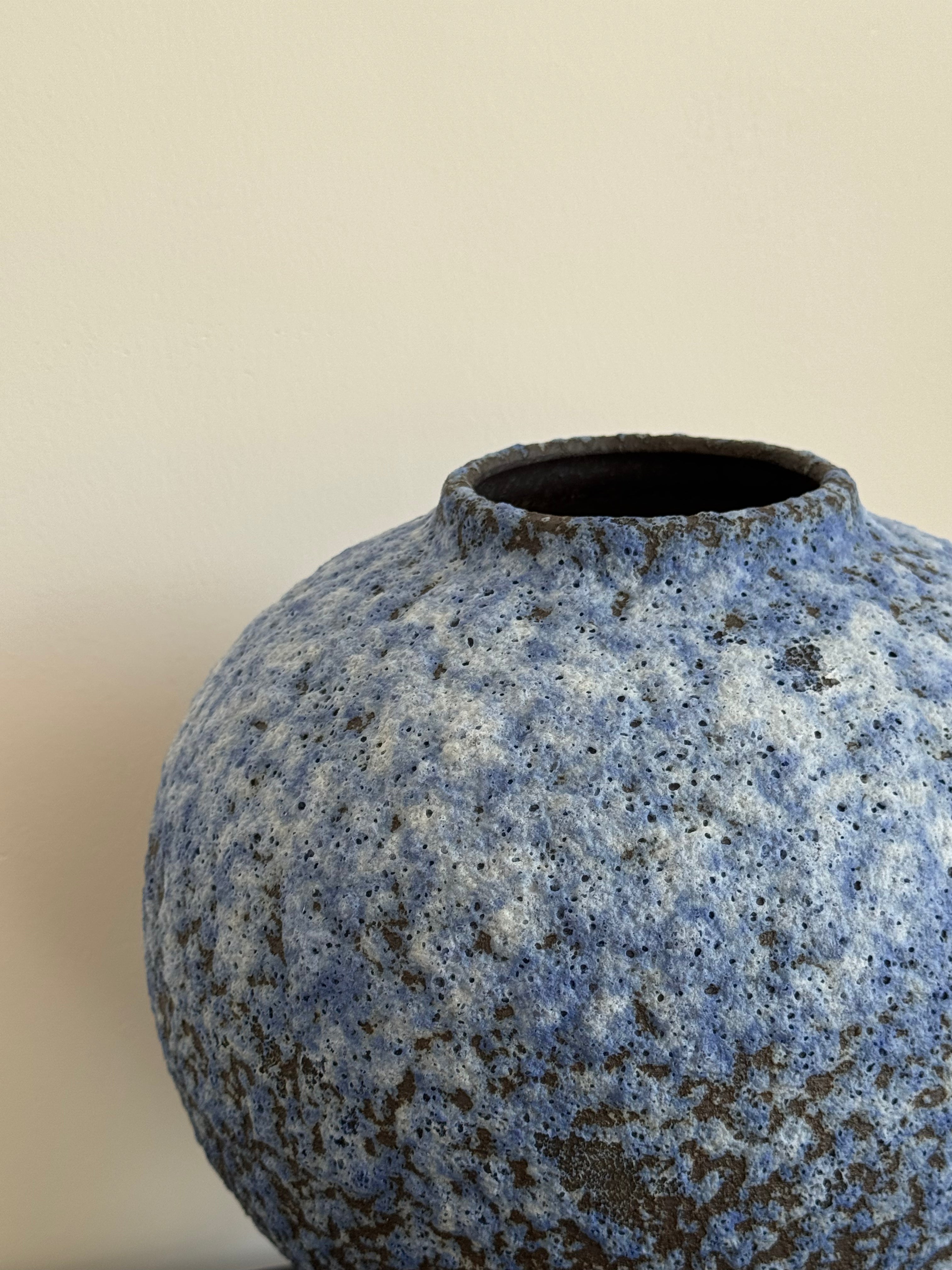 Strukturierte Keramikvase in distressed Weiß im Wabi-Sabi-Stil