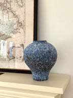 Strukturierte Keramikvase in distressed Weiß im Wabi-Sabi-Stil