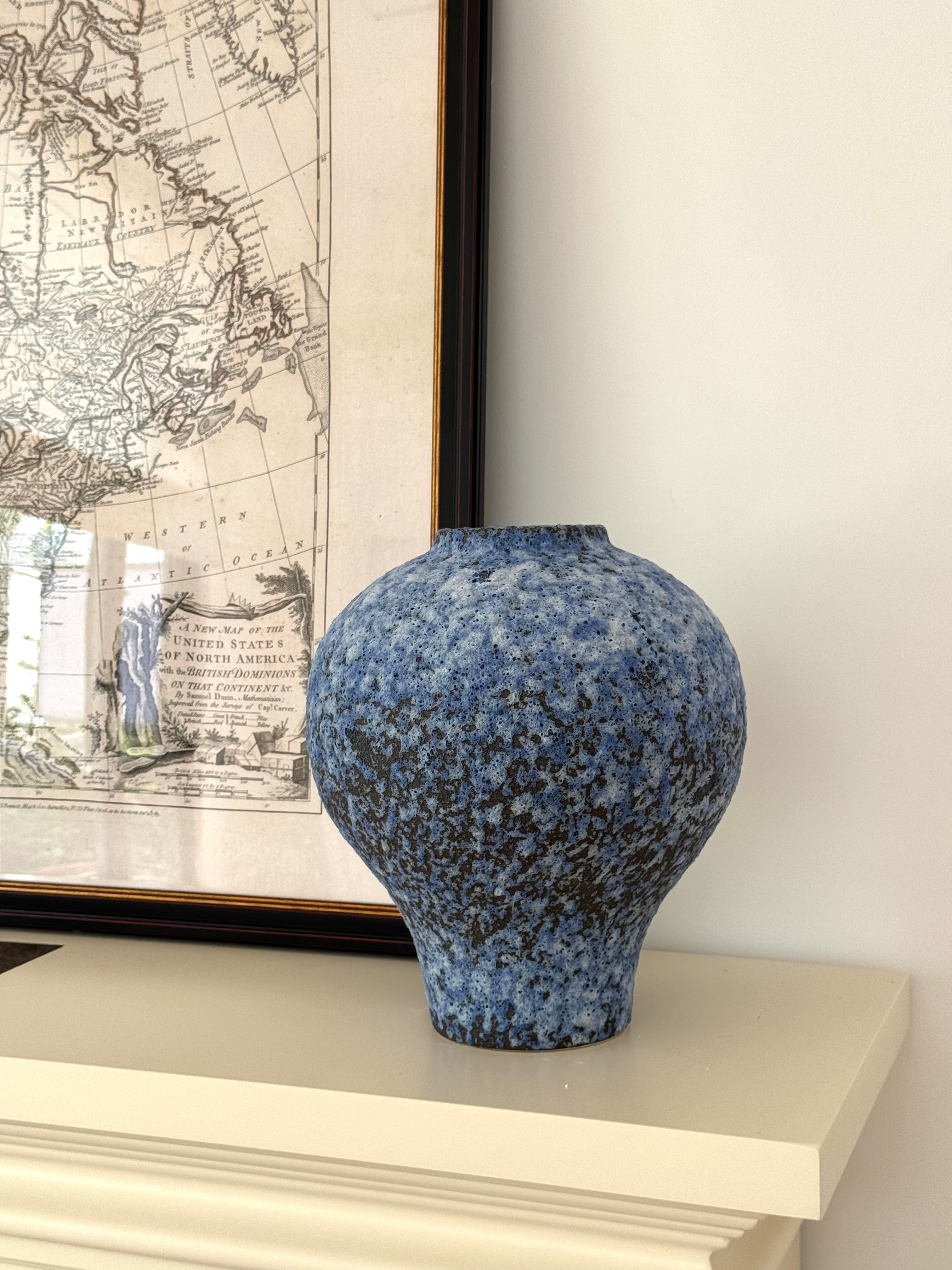 Strukturierte Keramikvase in distressed Weiß im Wabi-Sabi-Stil