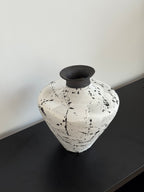 Strukturierte Keramikvase in distressed Weiß im Wabi-Sabi-Stil