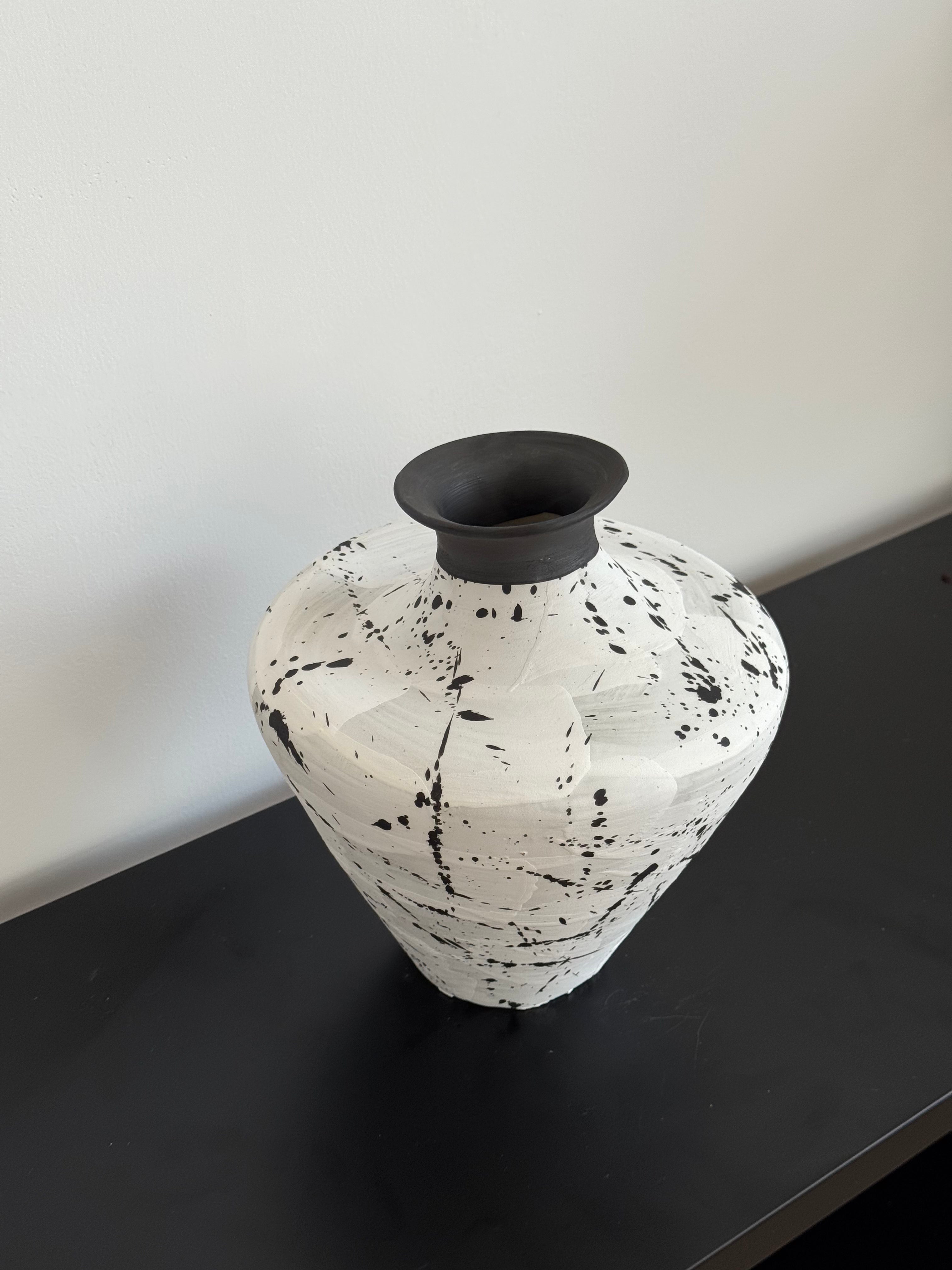 Strukturierte Keramikvase in distressed Weiß im Wabi-Sabi-Stil