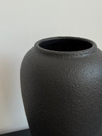 Strukturierte Keramikvase in distressed Weiß im Wabi-Sabi-Stil