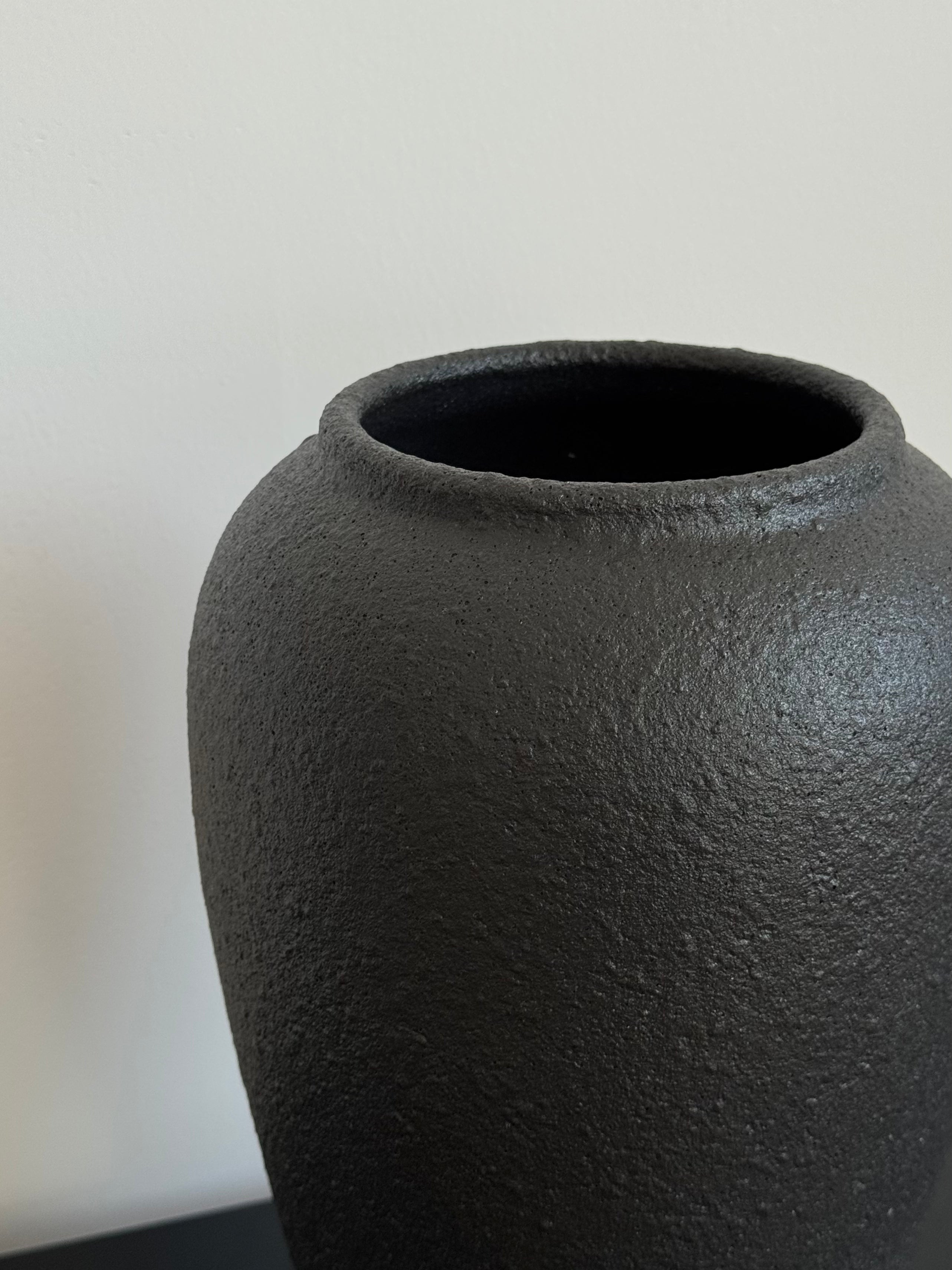 Strukturierte Keramikvase in distressed Weiß im Wabi-Sabi-Stil