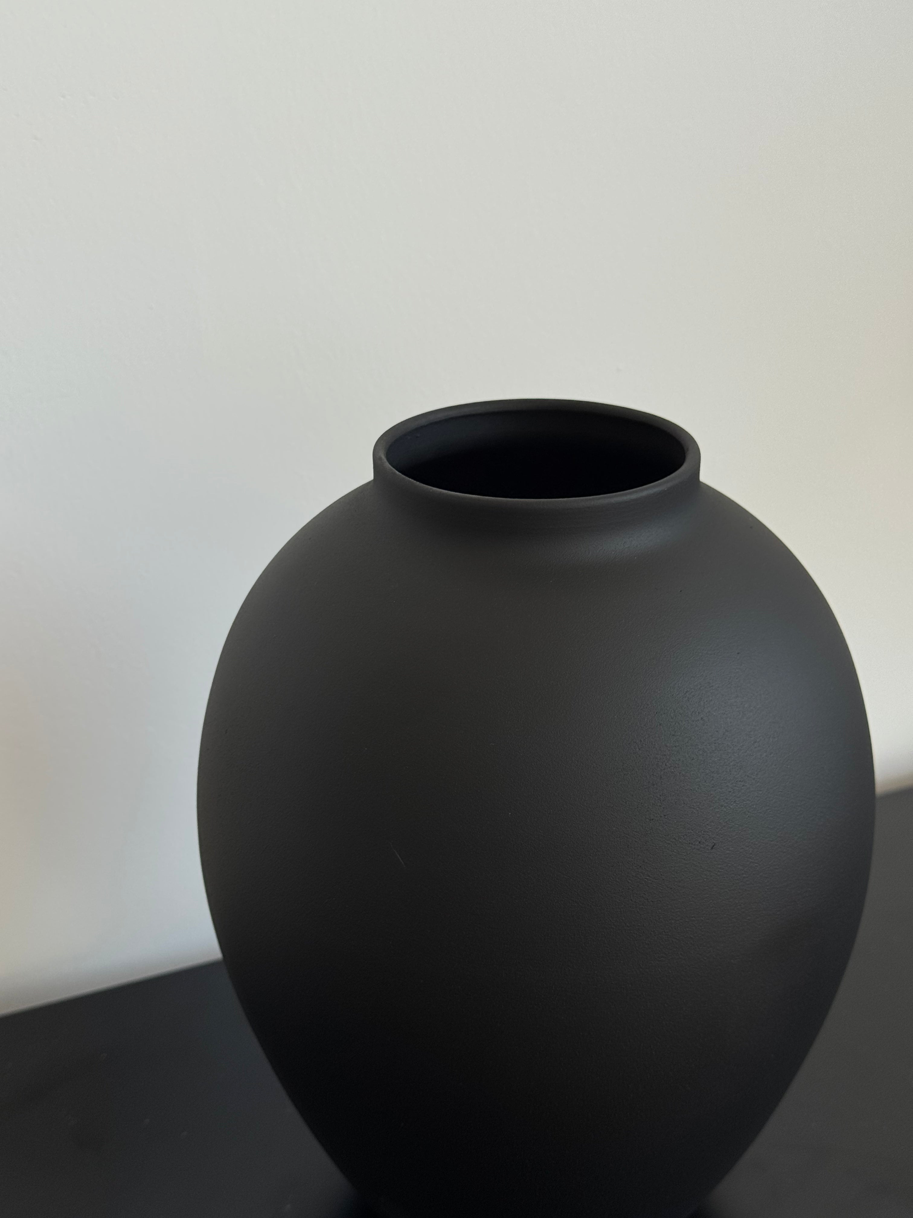 Strukturierte Keramikvase in distressed Weiß im Wabi-Sabi-Stil