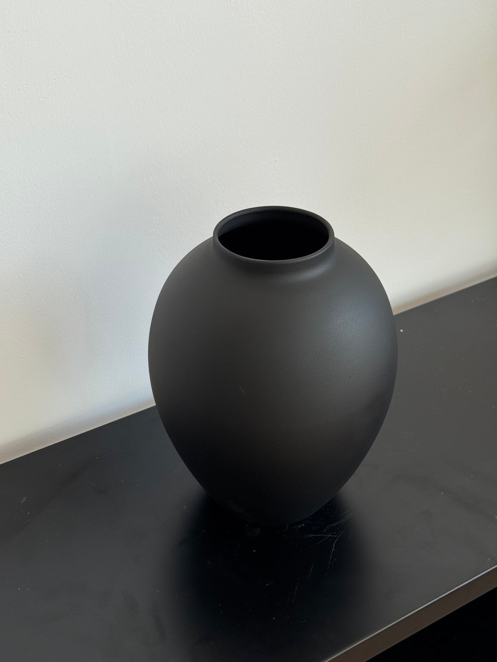 Strukturierte Keramikvase in distressed Weiß im Wabi-Sabi-Stil