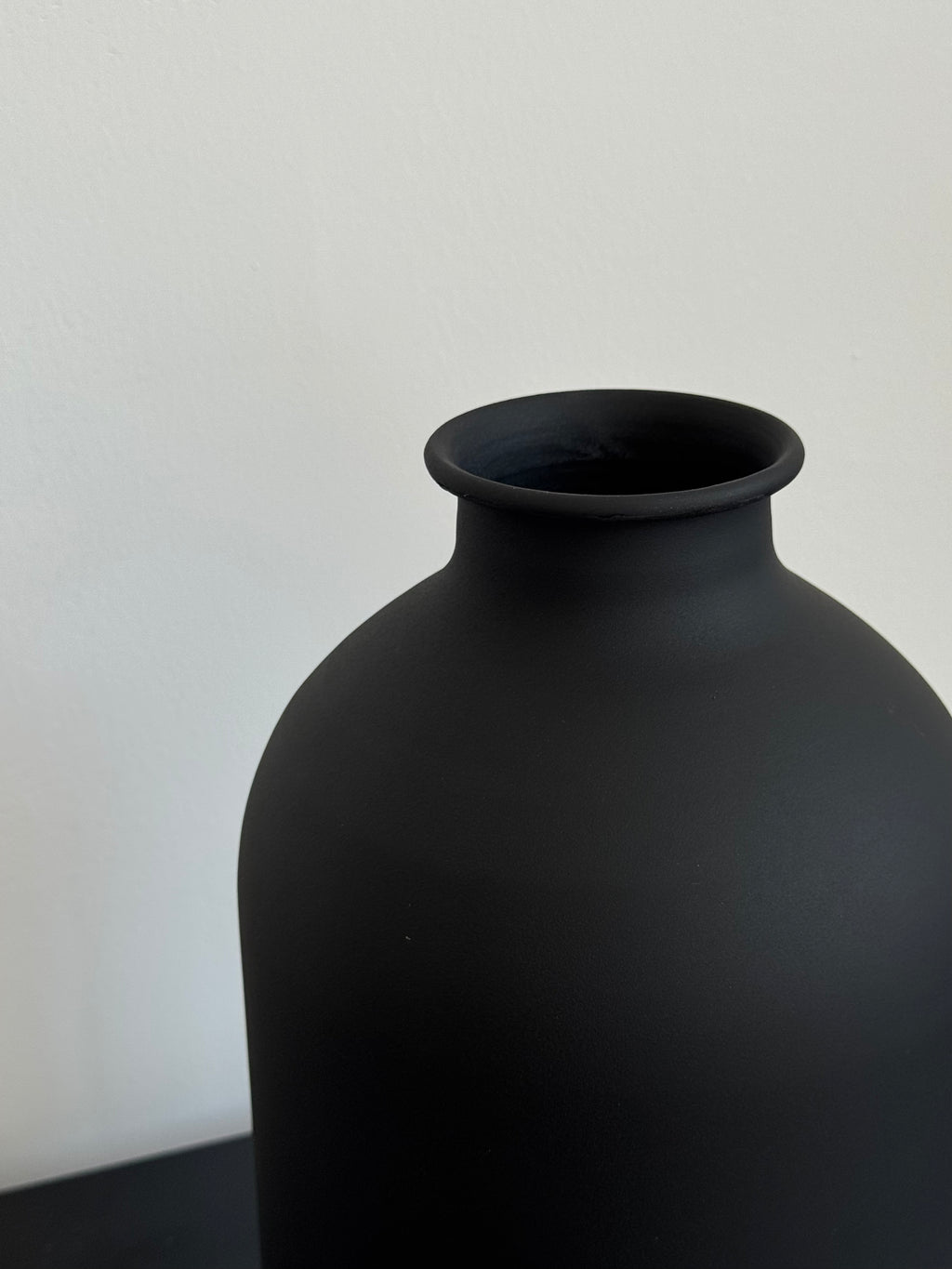 Strukturierte Keramikvase in distressed Weiß im Wabi-Sabi-Stil