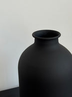 Strukturierte Keramikvase in distressed Weiß im Wabi-Sabi-Stil
