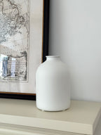 Strukturierte Keramikvase in distressed Weiß im Wabi-Sabi-Stil
