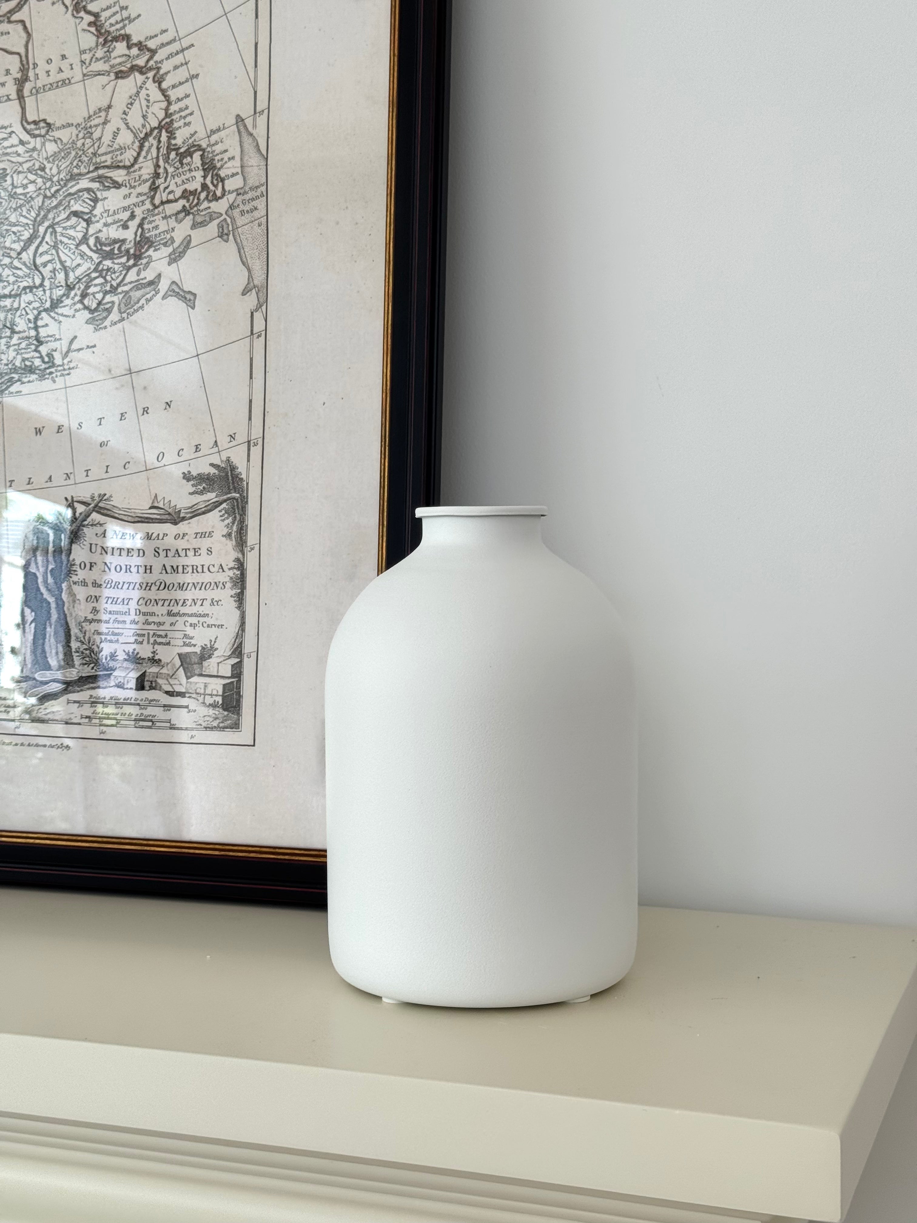 Strukturierte Keramikvase in distressed Weiß im Wabi-Sabi-Stil