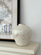 Strukturierte Keramikvase in distressed Weiß im Wabi-Sabi-Stil