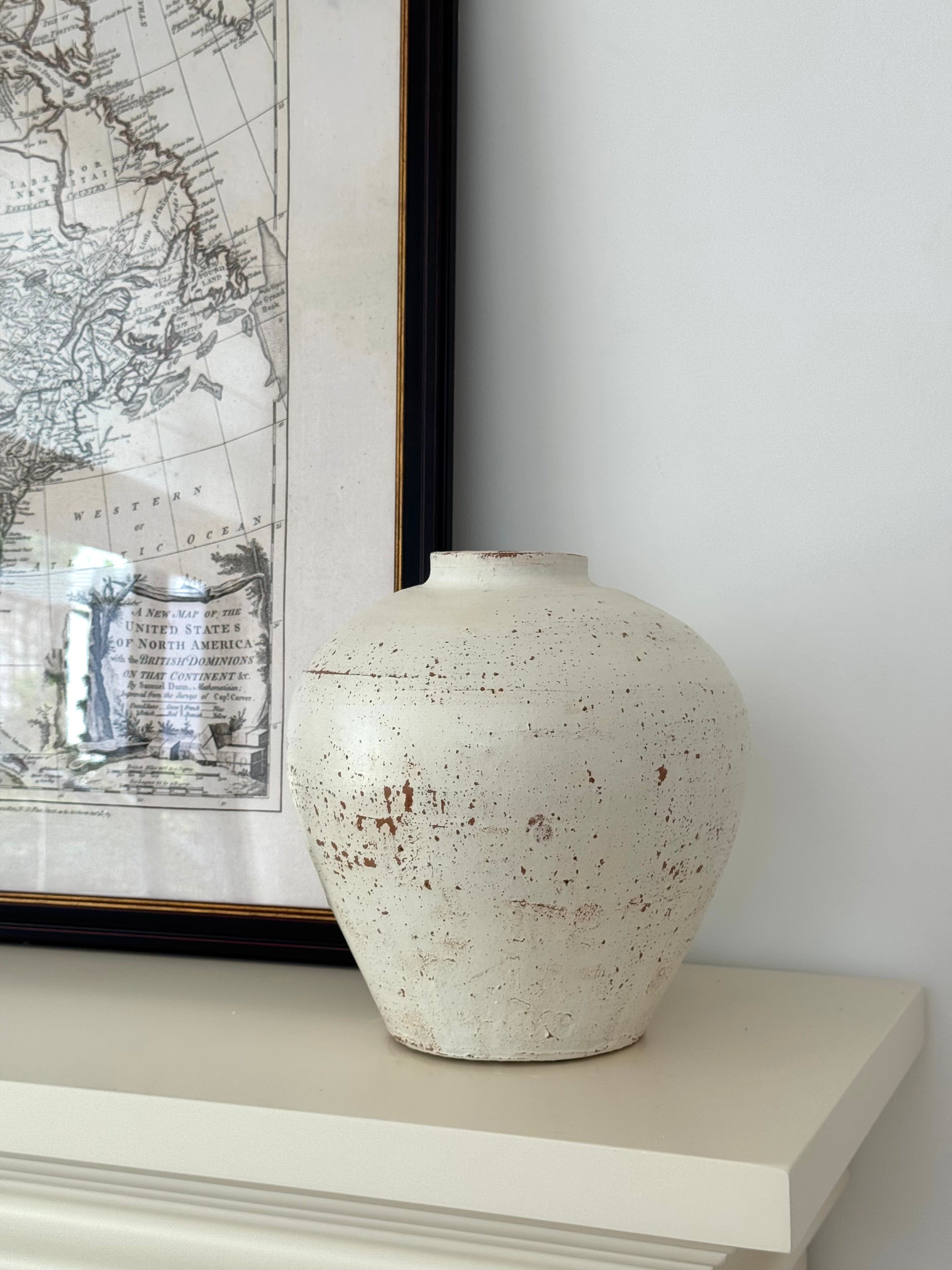 Strukturierte Keramikvase in distressed Weiß im Wabi-Sabi-Stil
