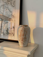 Strukturierte Keramikvase in distressed Weiß im Wabi-Sabi-Stil