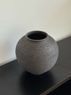 Strukturierte Keramikvase in distressed Weiß im Wabi-Sabi-Stil