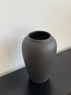 Strukturierte Keramikvase in distressed Weiß im Wabi-Sabi-Stil