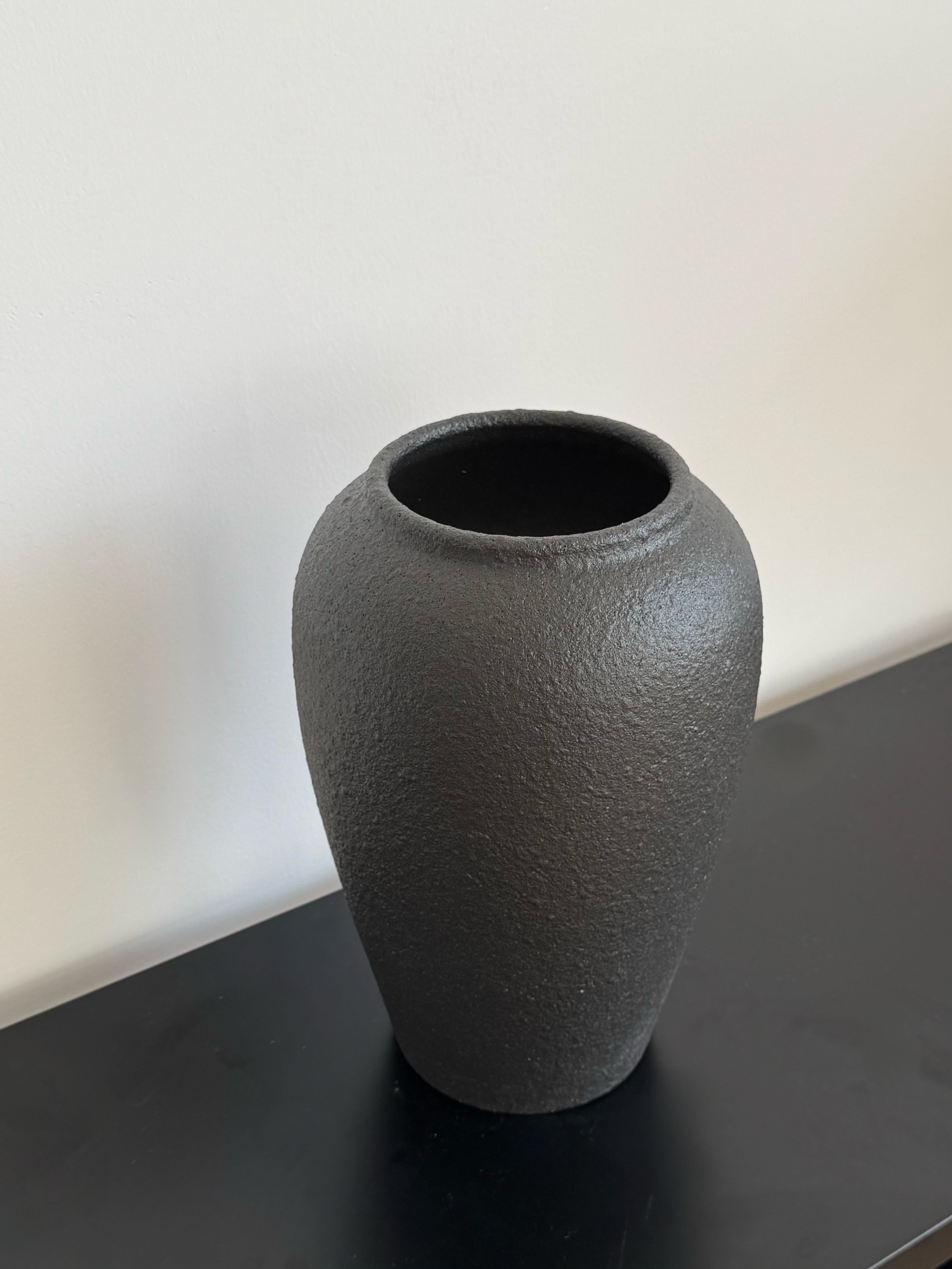 Strukturierte Keramikvase in distressed Weiß im Wabi-Sabi-Stil