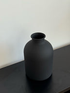 Strukturierte Keramikvase in distressed Weiß im Wabi-Sabi-Stil