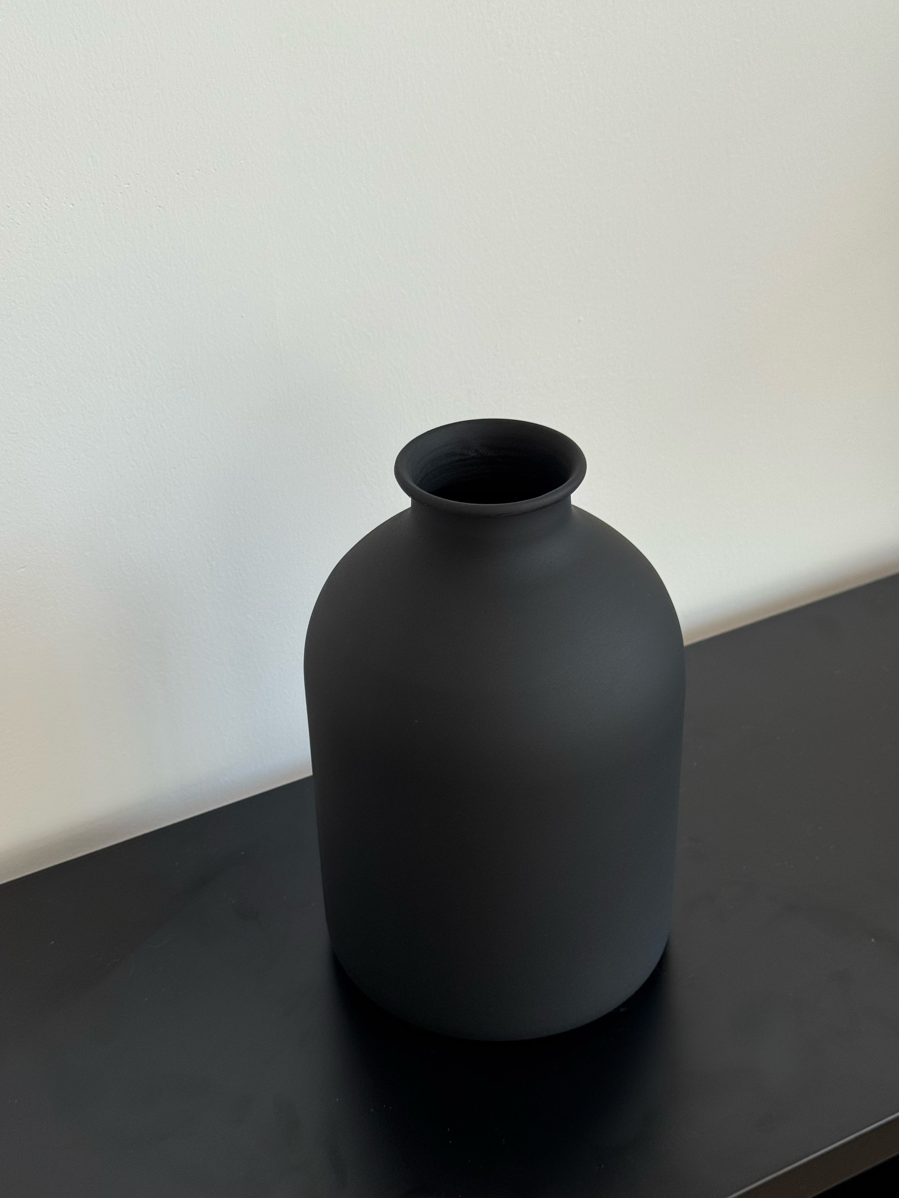 Strukturierte Keramikvase in distressed Weiß im Wabi-Sabi-Stil