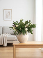 Strukturierte Keramikvase in distressed Weiß im Wabi-Sabi-Stil