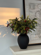 Strukturierte Keramikvase in distressed Weiß im Wabi-Sabi-Stil