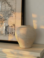 Wabi-sabi-vas i sliten vitmålad texturerad keramik