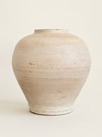 Wabi-sabi-vas i sliten vitmålad texturerad keramik