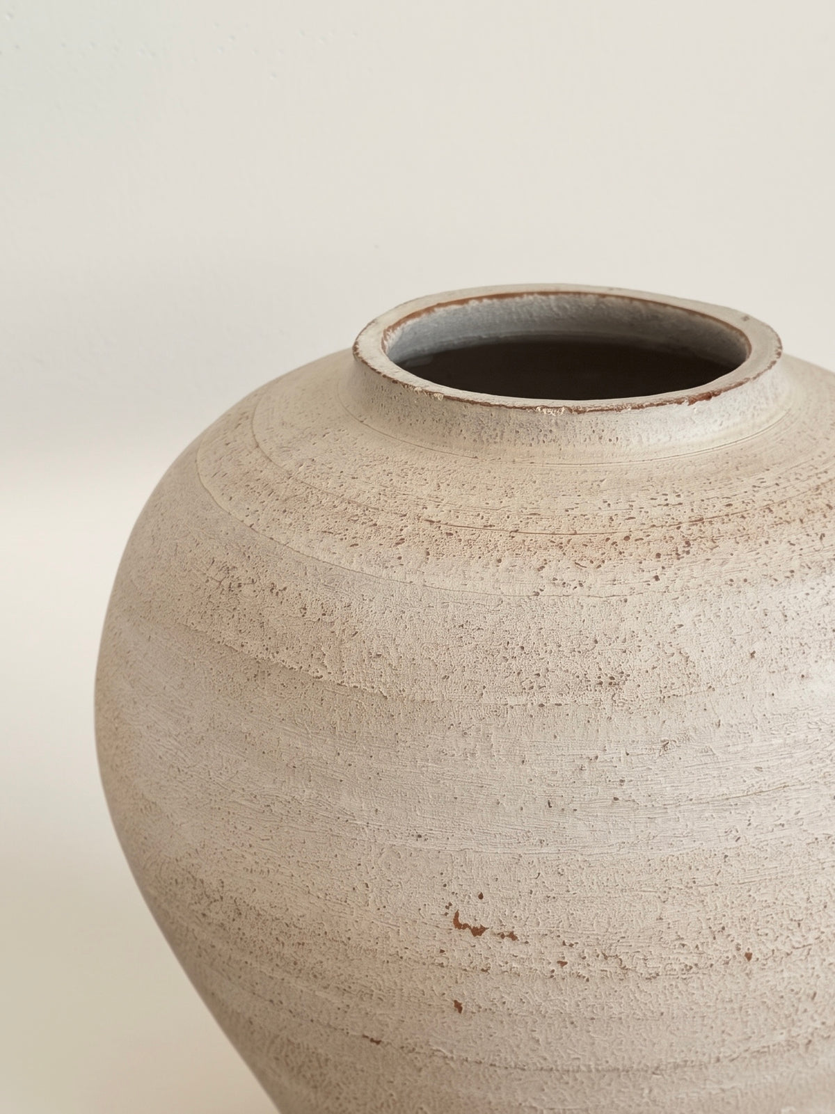 Wabi-sabi-vas i sliten vitmålad texturerad keramik