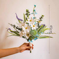 Arrangement floral artificiel éthéré fleurs blanches et accents bleus