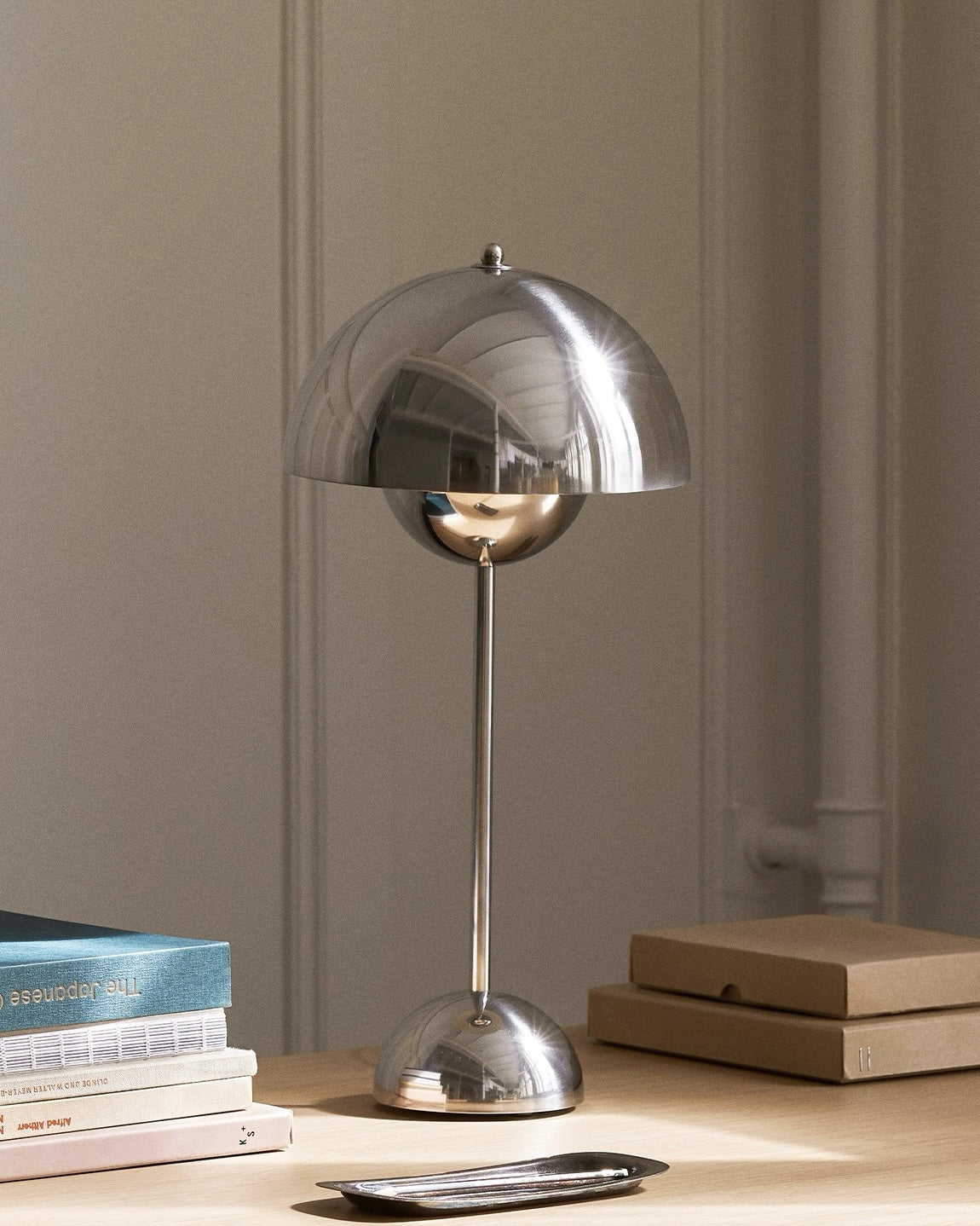 Modern Minimalist Dome Metal Table Lamp with Solid Color Base