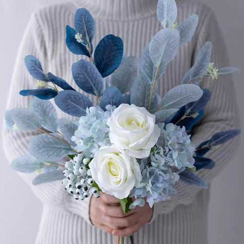Bouquet floral artificiel harmonie bleue et blanche avec feuillage givré