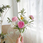 Composition florale fausse Rose des bois et hortensia rose poudré