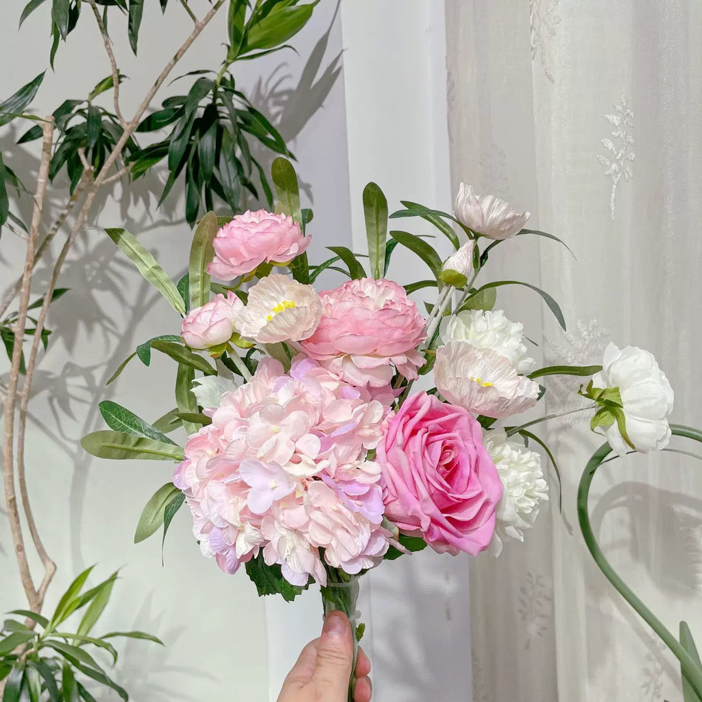 Composition florale fausse Rose des bois et hortensia rose poudré