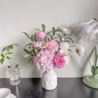 Composition florale fausse Rose des bois et hortensia rose poudré