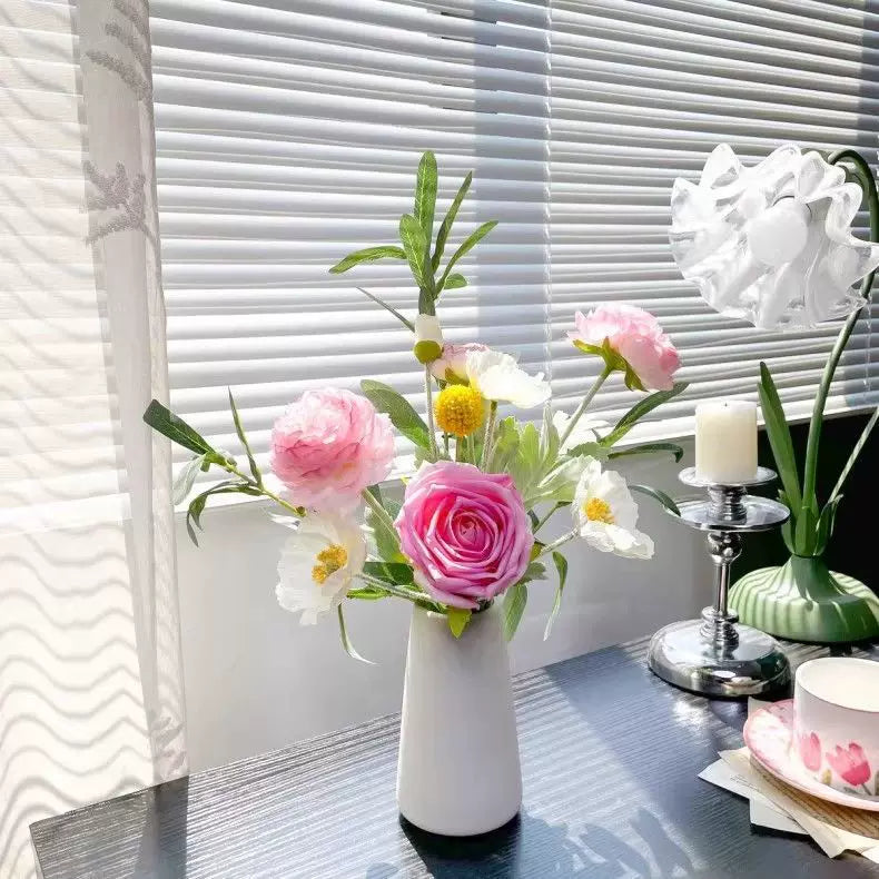 Composition florale fausse Rose des bois et hortensia rose poudré