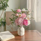 Composition florale fausse Rose des bois et hortensia rose poudré