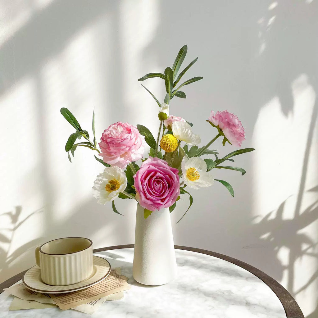 Composition florale fausse Rose des bois et hortensia rose poudré