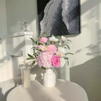 Composition florale fausse Rose des bois et hortensia rose poudré