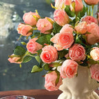 Composition florale fausse Bouquet de roses rose poudré aux bords brûlés