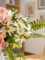 Rodnad romans rosa ros hortensia och prästkrage konstblommig arrangemang