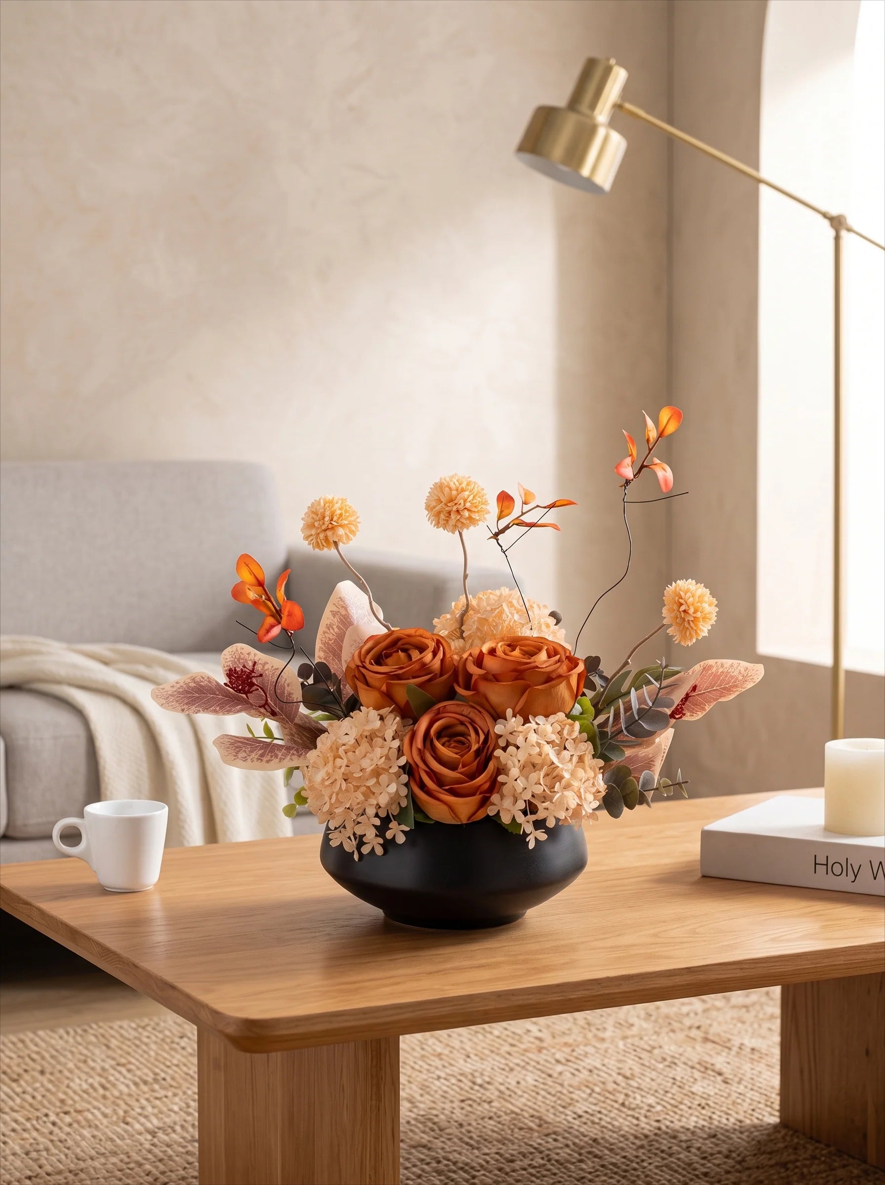 Höstros konstblommig arrangemang med vas
