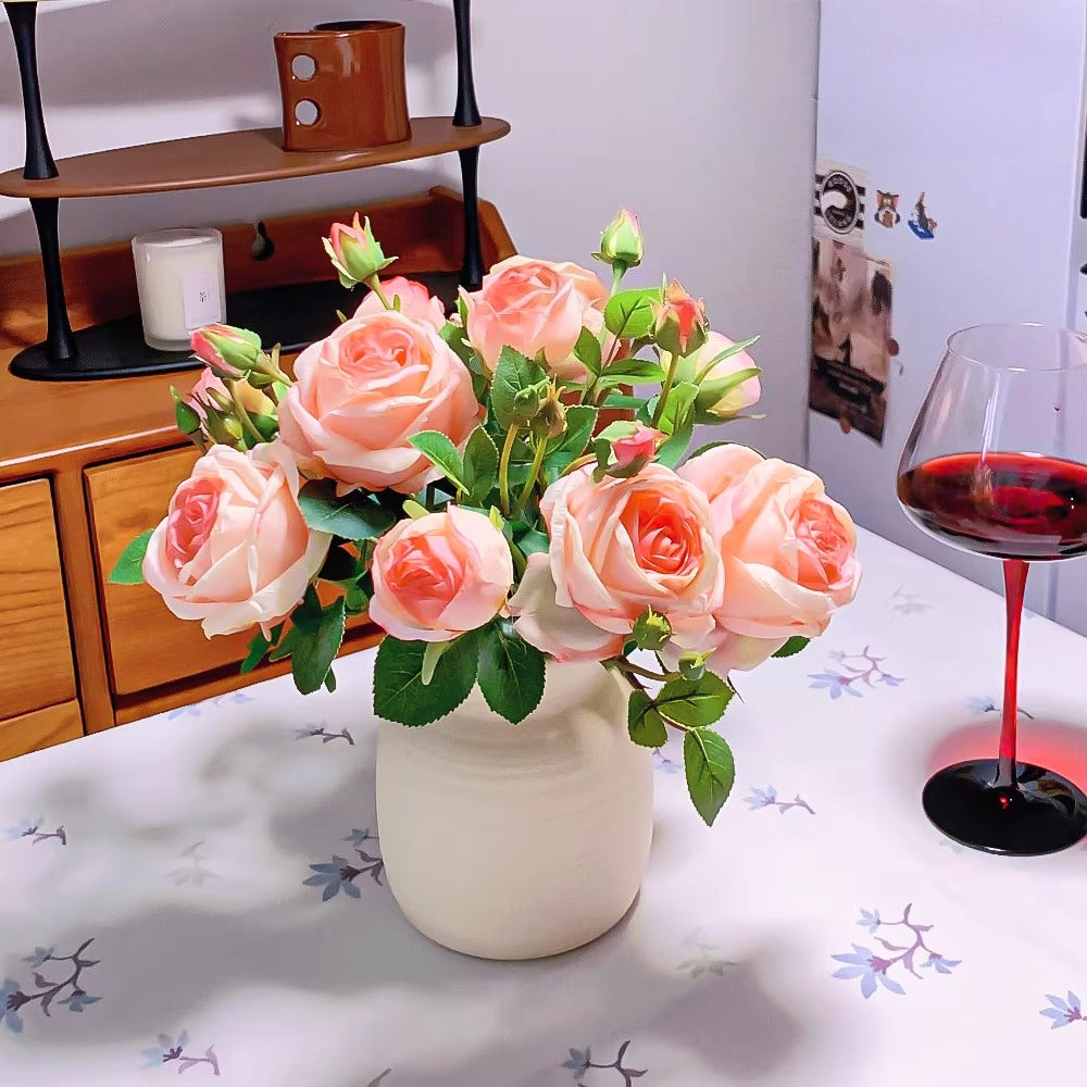 Composition florale fausse Mise en scène de table rose poudré éthérée