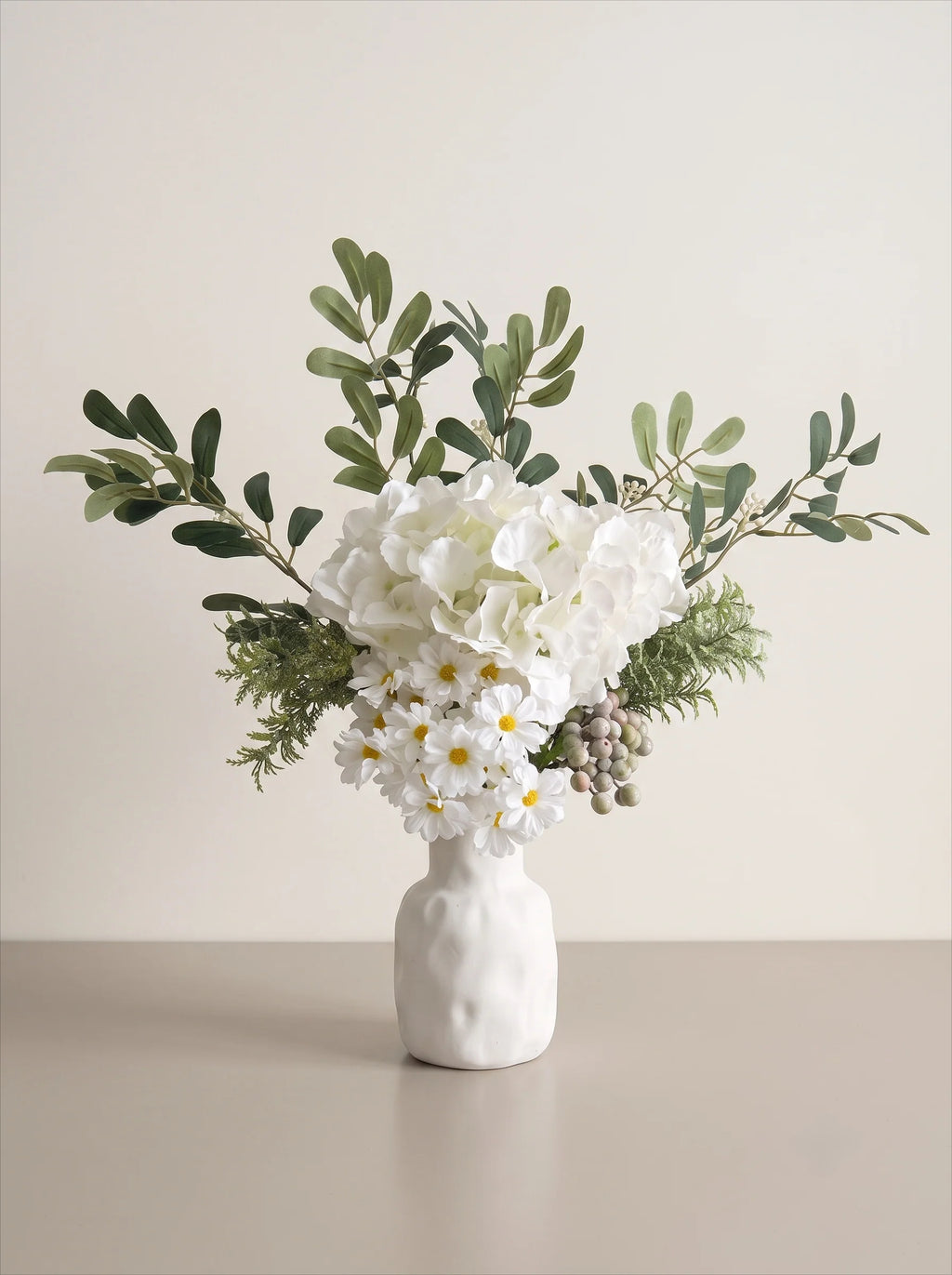 Eukalyptus & vit hortensia konstgjord blomsterarrangemang