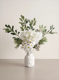 Eucalyptus & witte hortensia nep bloemenarrangement