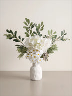 Eukalyptus & vit hortensia konstgjord blomsterarrangemang