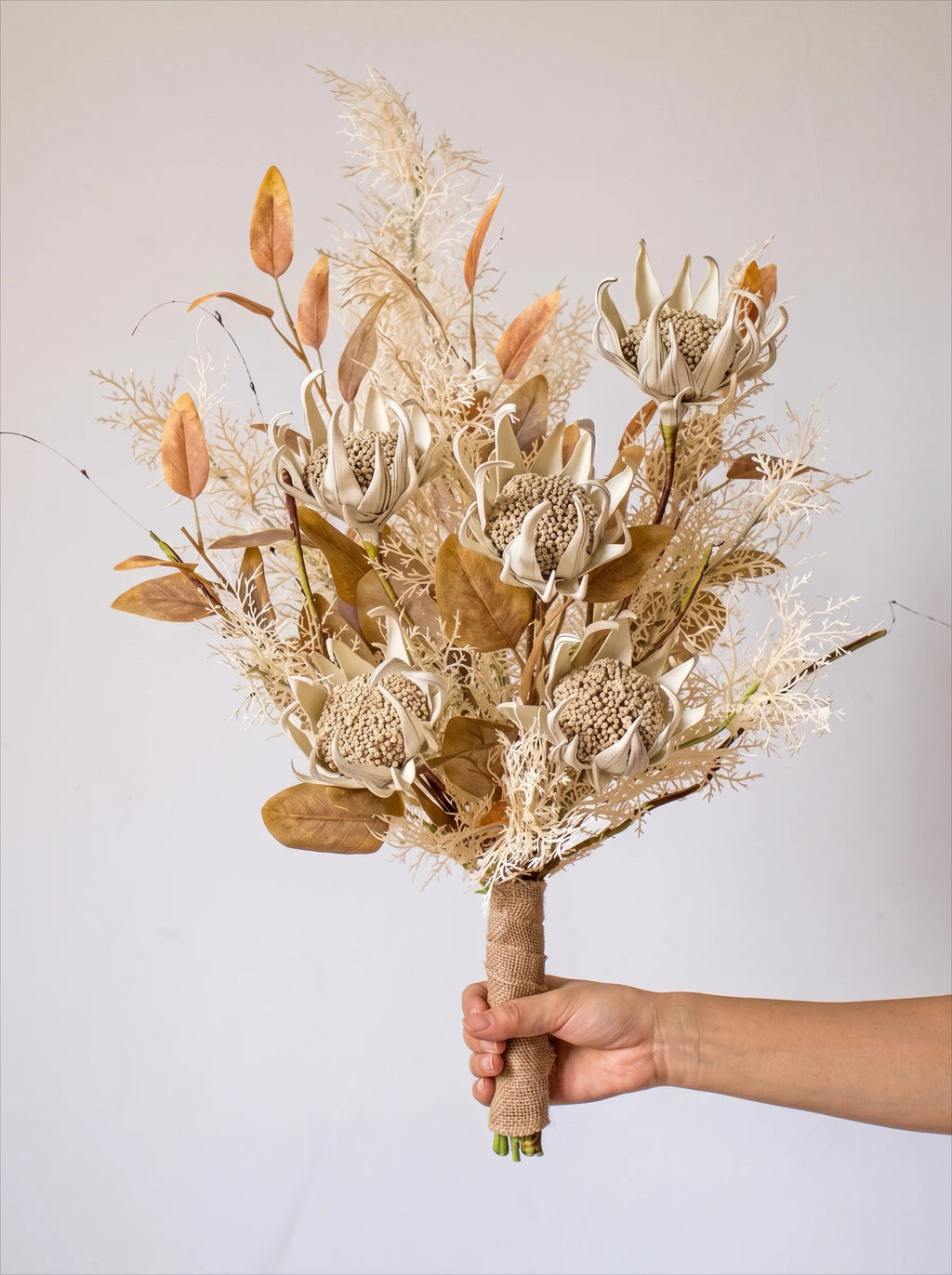 Künstliches Blumenarrangement - Neutrale Töne Protea & Laub