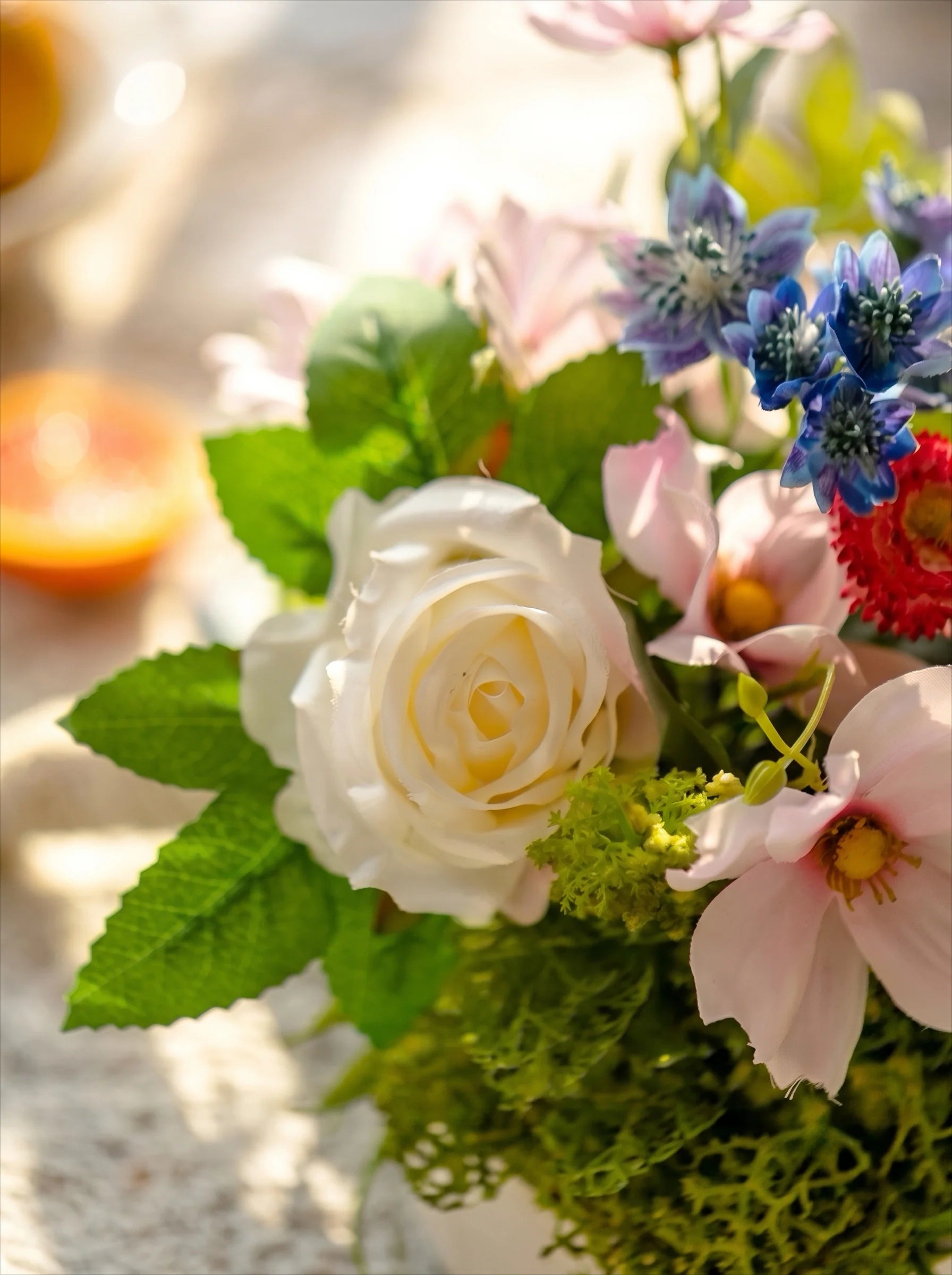 Arrangement floral artificiel multicolore fleurs mélangées avec rose blanche et verdure